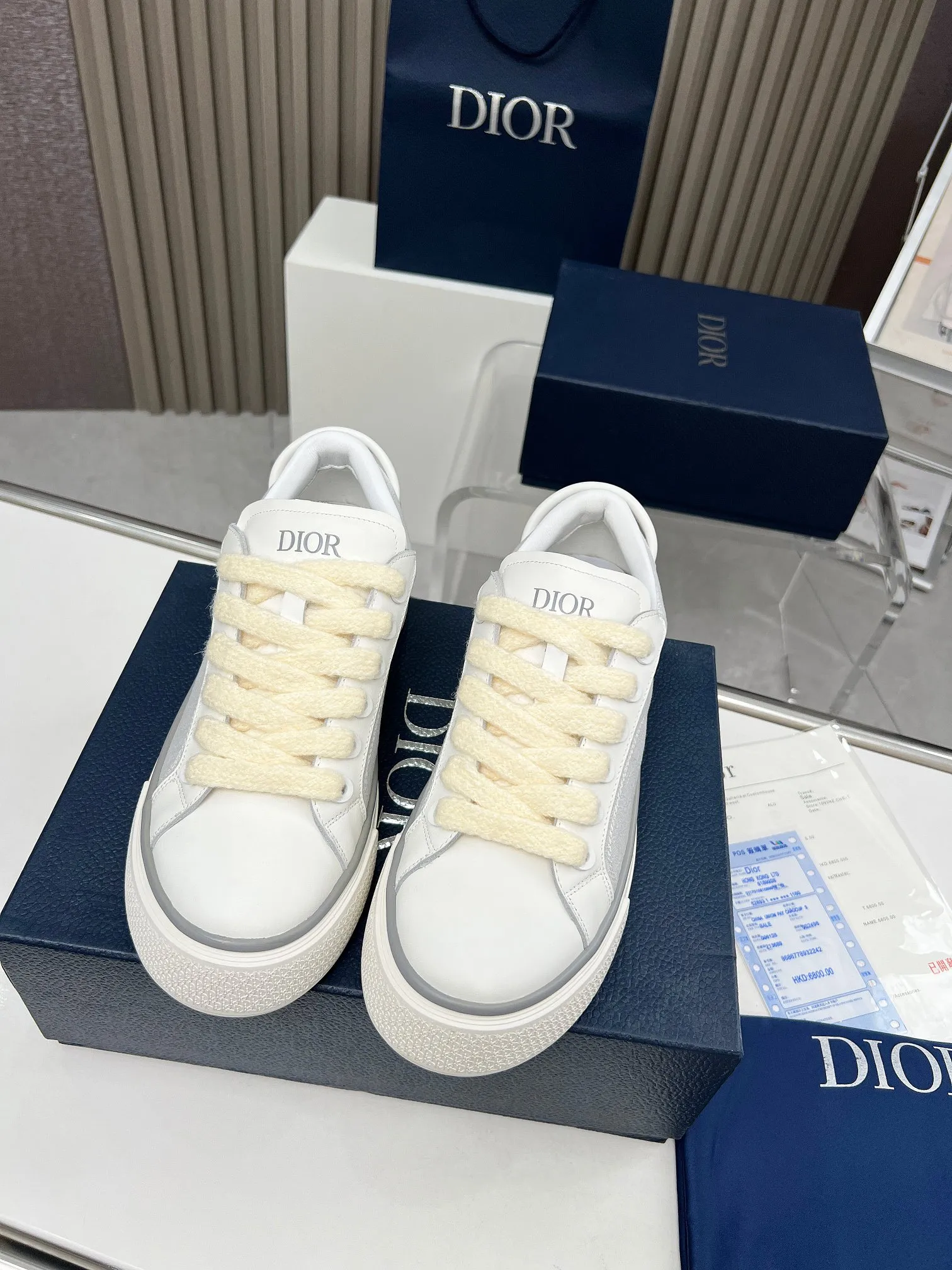 👟👟Ex-factory price 560👟👟 Embroidery +20, DIOR Dior B33 couple's casual shoes - black embroidered model 2024 spring new style, a new interpretation of the classic tennis shoes, the fashionable silhouette highlights the heavy texture, carefully made of black silk matte cowhide, decorated with three-dimensional embroidered Oblique print panels of the same color, and decorated with Dior It's distinguished by a padded tongue with an embossed logo, wide black mohair laces and tonal brass eyelets with a matte finish. The solid black Oblique print-effect rubber sole is decorated with a contrasting Dior 30 Avenue Montaigne logo on the back to enhance the style and add a fashionable touch to the casual look. Size: Women's 35-40 (34, 41 customized, non-refundable) Men's 39-45 (38, 46 customized, non-refundable)
